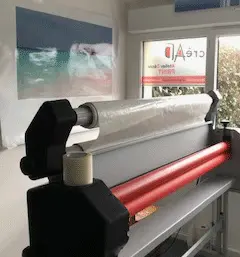 Machine de laminage grand format dans l'atelier créAD Print à Temple-de-Bretagne